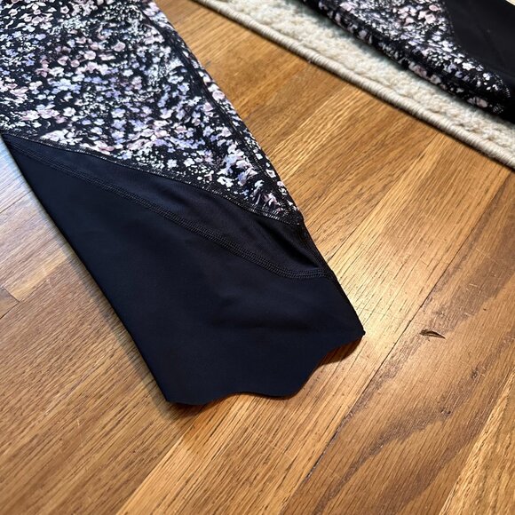 LULULEMON ATHLETICA Wunder Under Crop II Roll Down Scallop 10 | 24" black floral - Picture 11 of 11
